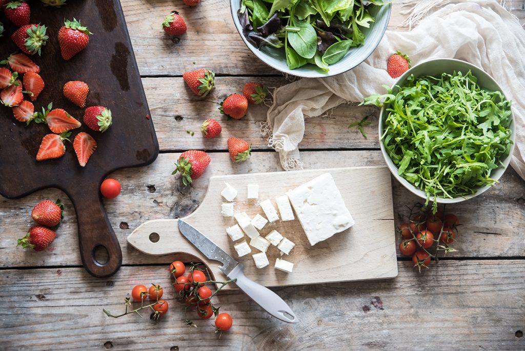 Insalata di fragole e feta 2 insalata fragole e feta tagliare le fragole