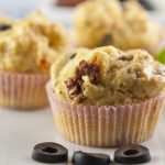 Muffin con olive, pomodori e feta 1 Muffin salati con olive, pomodori e feta