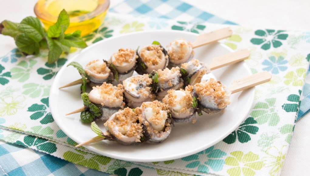 Pesce azzurro: guida all'acquisto, benefici e ricette per degustarlo 3 Pesce azzurro: la ricetta degli spiedini alici e mozzarella
