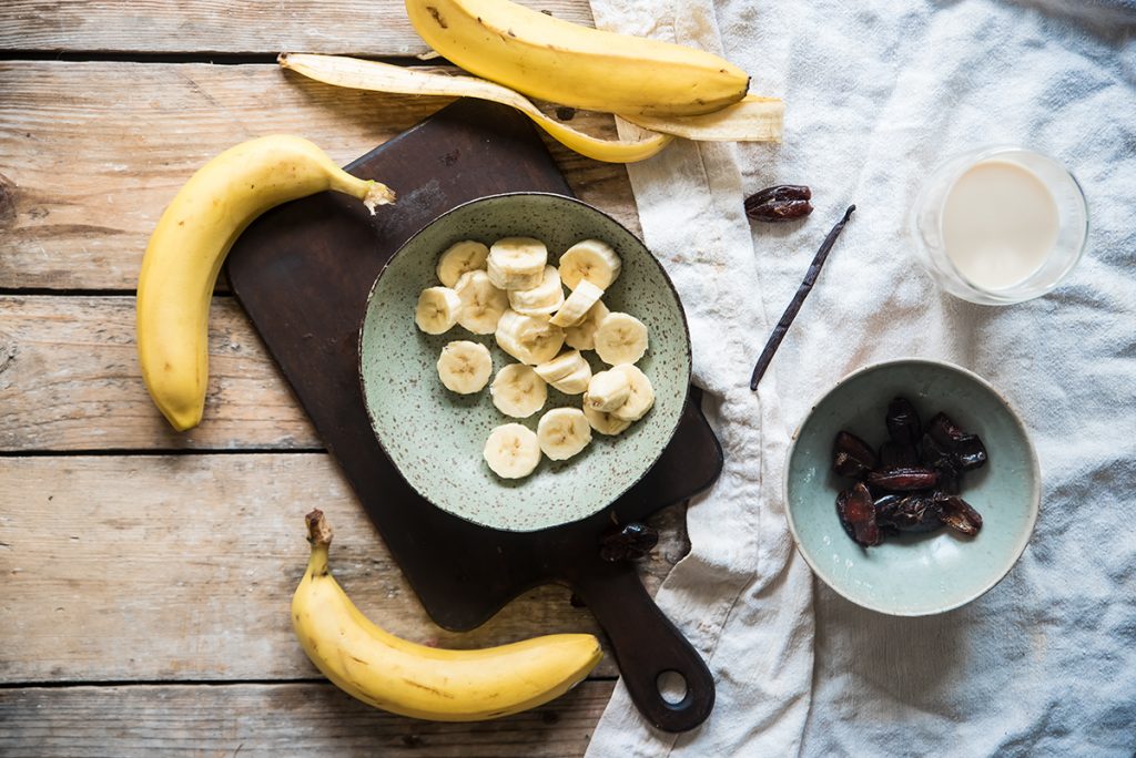 Smoothie al latte di avena, datteri e banane 2 smoothie al latte di avena