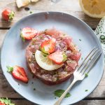 Tartare di tonno: ingredienti, ricetta passo dopo passo, come condirla 1 Tartare di tonno e fragole