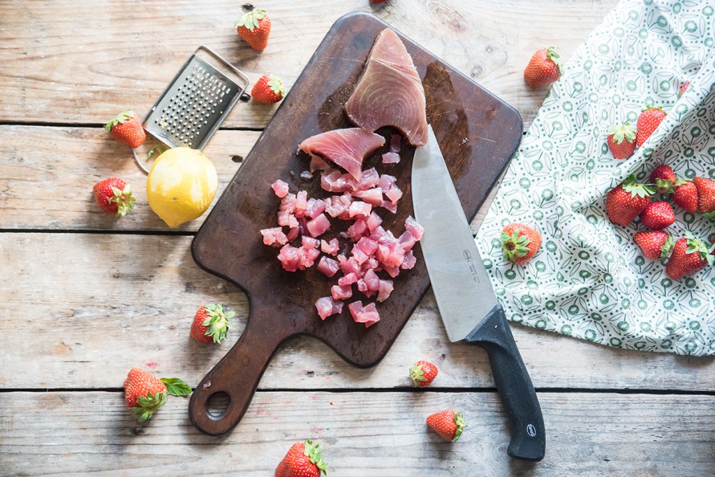 Tartare di tonno: ingredienti, ricetta passo dopo passo, come condirla 2 Tartare di tonno e fragole