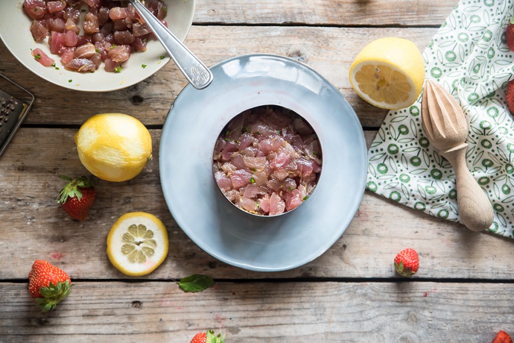 Tartare di tonno: ingredienti, ricetta passo dopo passo, come condirla 7 Tartare di tonno e fragole