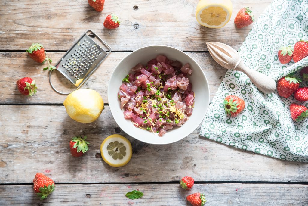 Tartare di tonno: ingredienti, ricetta passo dopo passo, come condirla 3 Tartare di tonno e fragole