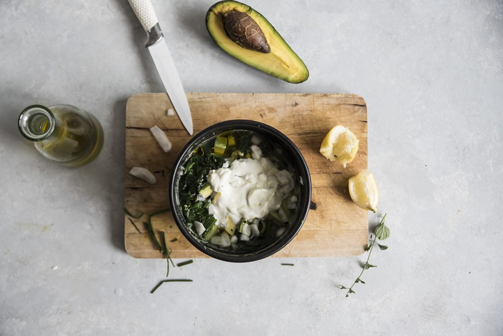 Zuppa di spinaci con avocado e ravanelli croccanti 6 Zuppa di avocado