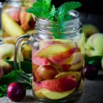 Acqua detox pesca, kiwi e melissa 1 acqua detox pesca, kiwi e melissa