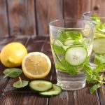 Acqua detox e anti gonfiore: con cetriolo, finocchio ed erba cipollina 1 acqua detox limone finocchio cetriolo