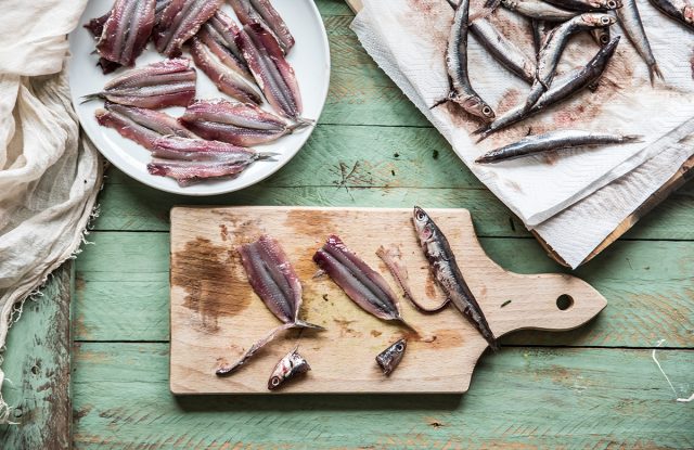 Alici marinate: come si puliscono e come si preparano, la ricetta passo passo 2 alici marinate preparazione