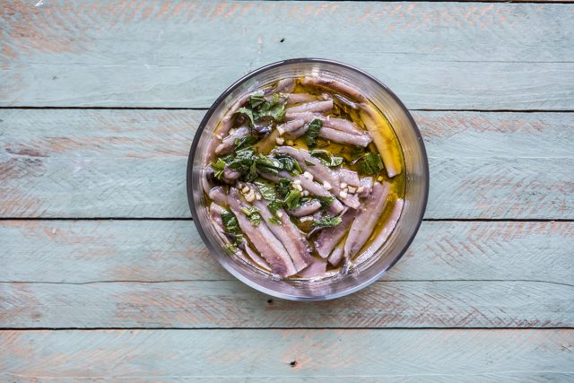 Alici marinate: come si puliscono e come si preparano, la ricetta passo passo 5 alici marinate preparazione finale