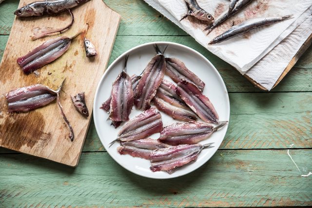Alici marinate: come si puliscono e come si preparano, la ricetta passo passo 3 alici marinate preparazione pulitura
