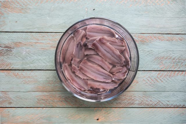 Alici marinate: come si puliscono e come si preparano, la ricetta passo passo 4 alici marinate preparazione ricetta