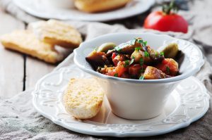 Caponata light con melanzane, olive e capperi