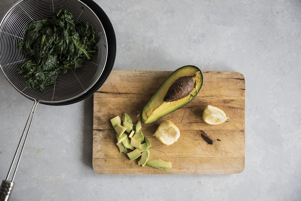 Zuppa di spinaci con avocado e ravanelli croccanti 4 Zuppa di avocado