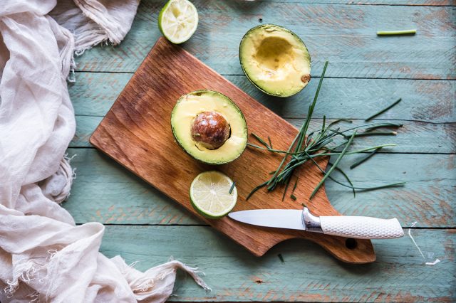 Gamberi con crema di avocado al lime ed erba cipollina 4 gamberetti salsa avocado preparazione 2