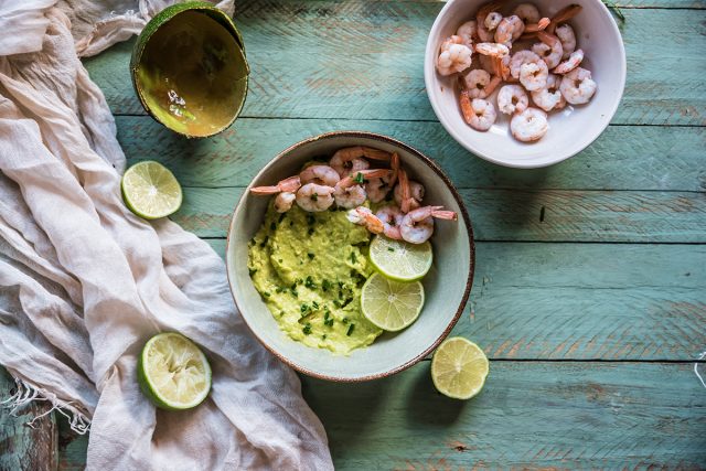 Gamberi con crema di avocado al lime ed erba cipollina 5 gamberetti salsa avocado preparazione 4