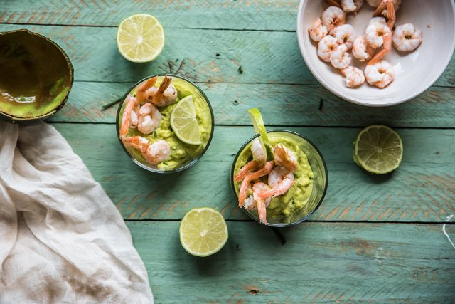 Gamberi con crema di avocado al lime ed erba cipollina 6 gamberetti salsa avocado preparazione 5