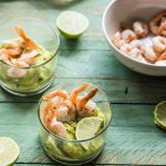 Gamberi con crema di avocado al lime ed erba cipollina 1 gamberetti crema avocado erba cipollina