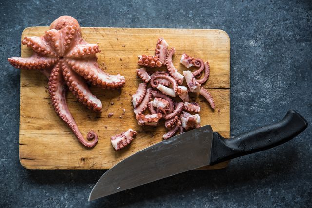 Insalata di mare: l'antipasto estivo da provare anche come secondo piatto 11 insalata di mare preparazione polpo tagliare