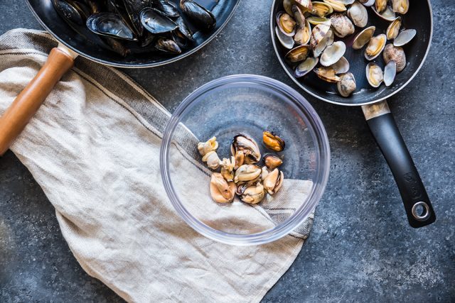 Insalata di mare: l'antipasto estivo da provare anche come secondo piatto 9 insalata di mare preparazione vongole
