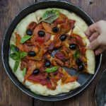 Pizza con peperoni e olive, una ricetta nutriente 1 pizza con peperoni e olive, una ricetta light