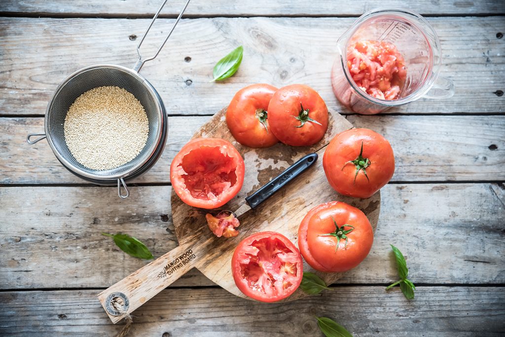 Pomodori ripieni di quinoa: la ricetta sfiziosa 3 pomodori crudi ripieni di quinoa