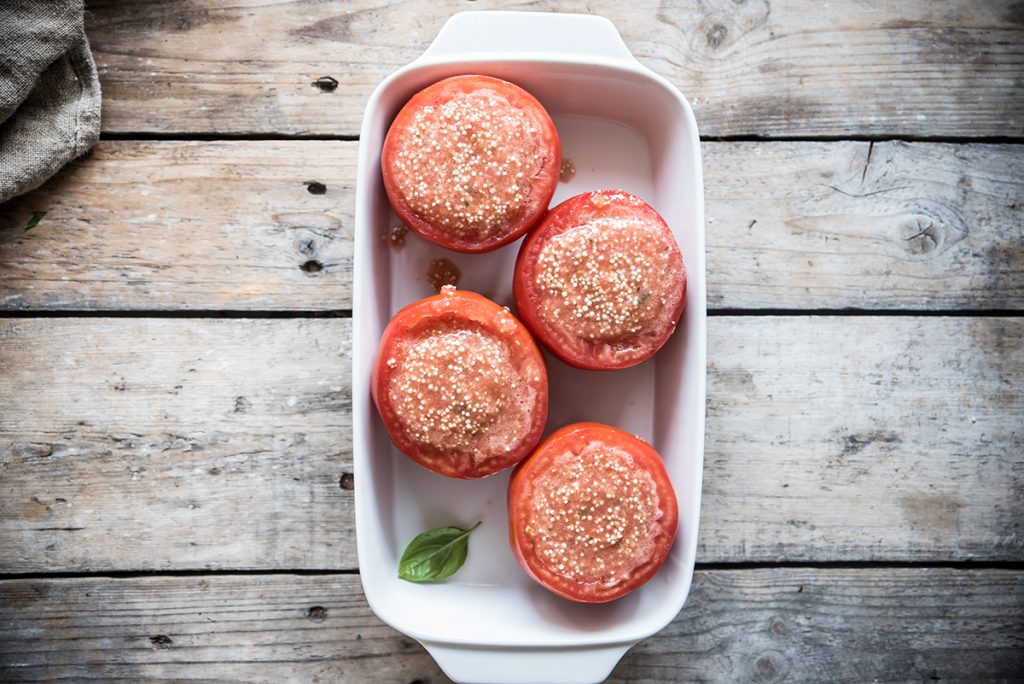 Pomodori ripieni di quinoa: la ricetta sfiziosa 6 pomodori ripieni di quinoa crudi