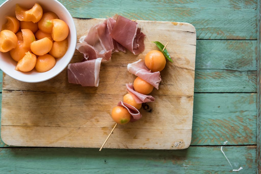 Spiedini di prosciutto e melone: un delizioso antipasto estivo 4 preparare spiedini di prosciutto melone 1