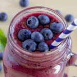 Smoothie ai mirtilli 2 smoothie ai mirtilli, una bevanda rinfrescante e nutriente