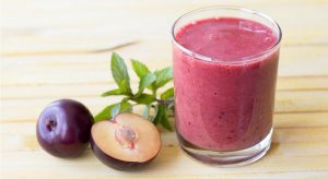 Smoothie alle prugne, per migliorare la regolarit&agrave; intestinale