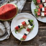 Spiedini di anguria e feta con olive nere 1 spiedini di anguria, una ricetta facile e leggera