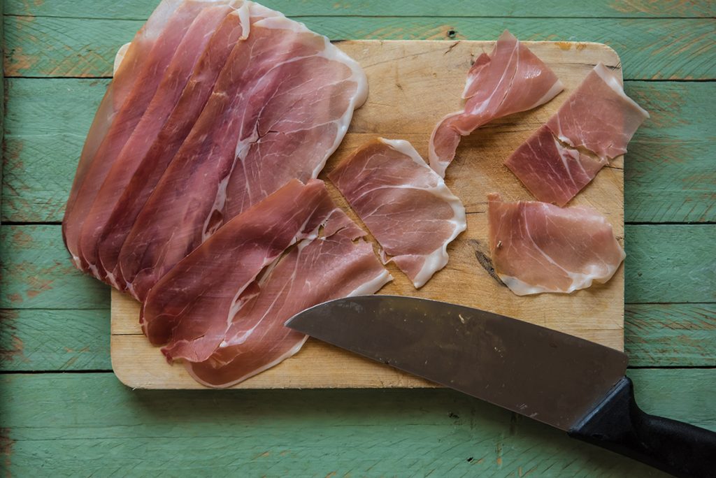 Spiedini di prosciutto e melone: un delizioso antipasto estivo 3 spiedini di prosciutto e melone tagliare prosciutto