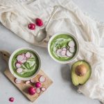 Zuppa di spinaci con avocado e ravanelli croccanti 1 Zuppa di avocado
