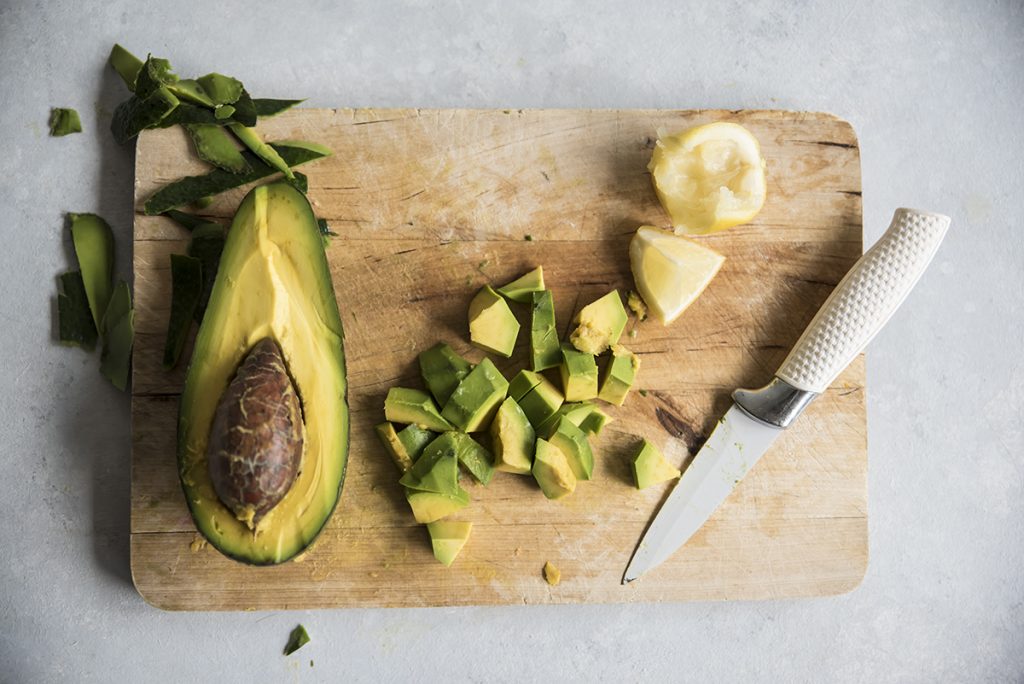 Crostini con avocado, tonno e germogli 2 Crostini con crema avocado