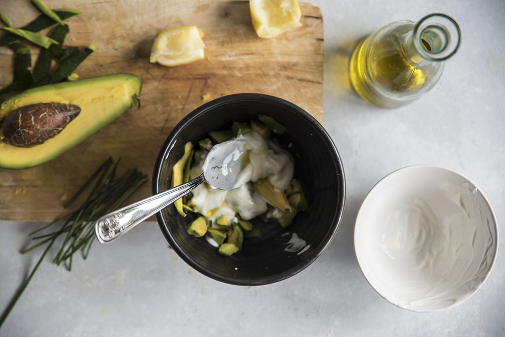 Crostini con avocado, tonno e germogli 3 Crostini con crema avocado e germogli