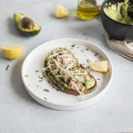 Crostini con avocado, tonno e germogli 1 Crostini crema avocado germogli