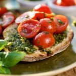 Bruschette con pesto e pomodorini 1 ricetta bruschette con pesto e pomodorini