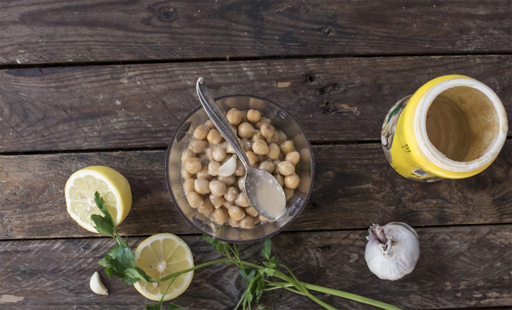 Panino vegan con hummus di ceci, avocado e spinaci freschi 2 ciotola con ceci