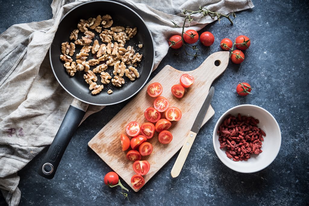 Insalata con bacche di goji, noci e pomodorini 2 insalata mista bacche goji mista