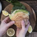 Panino vegan con hummus di ceci, avocado e spinaci freschi 1 panino vegan hummus ceci avocado spinaci