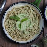 Pesto di zucchine: ricetta classica e variante con la ricotta 5 una scodella con spaghetti al pesto e foglie di basilico