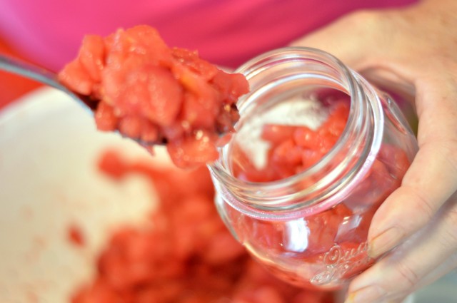 Polpa di pomodoro a pezzi al naturale 5 polpa di pomodoro a pezzi, metti i pomodori nei barattoli