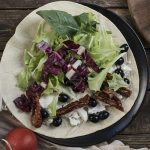Piadina con pomodori secchi, olive, caprino e insalata 1 ricetta piadina pomodori secchi olive