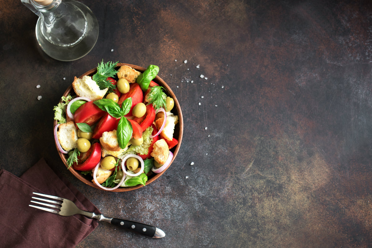 Crostini veloci: 5 ricette facili e sfiziose da preparare a casa 9 ricette con pomodori insalata con crostini e pomodorini ripieni
