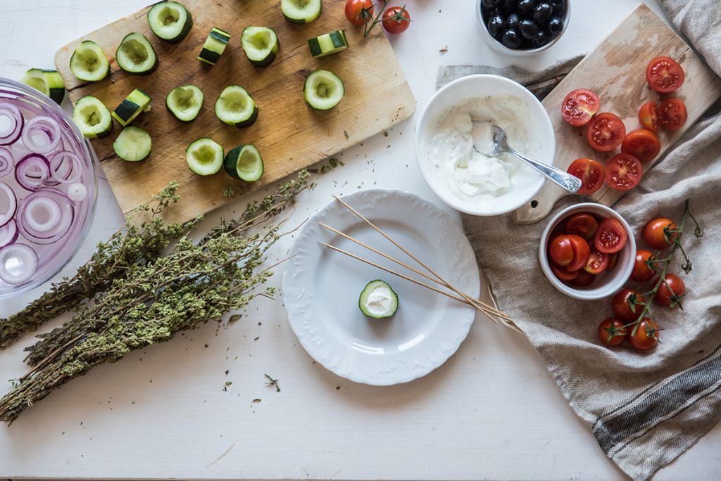 Spiedini alla greca: la versione light e vegetariana 7 spiedini alla greca, farcisci i cetrioli