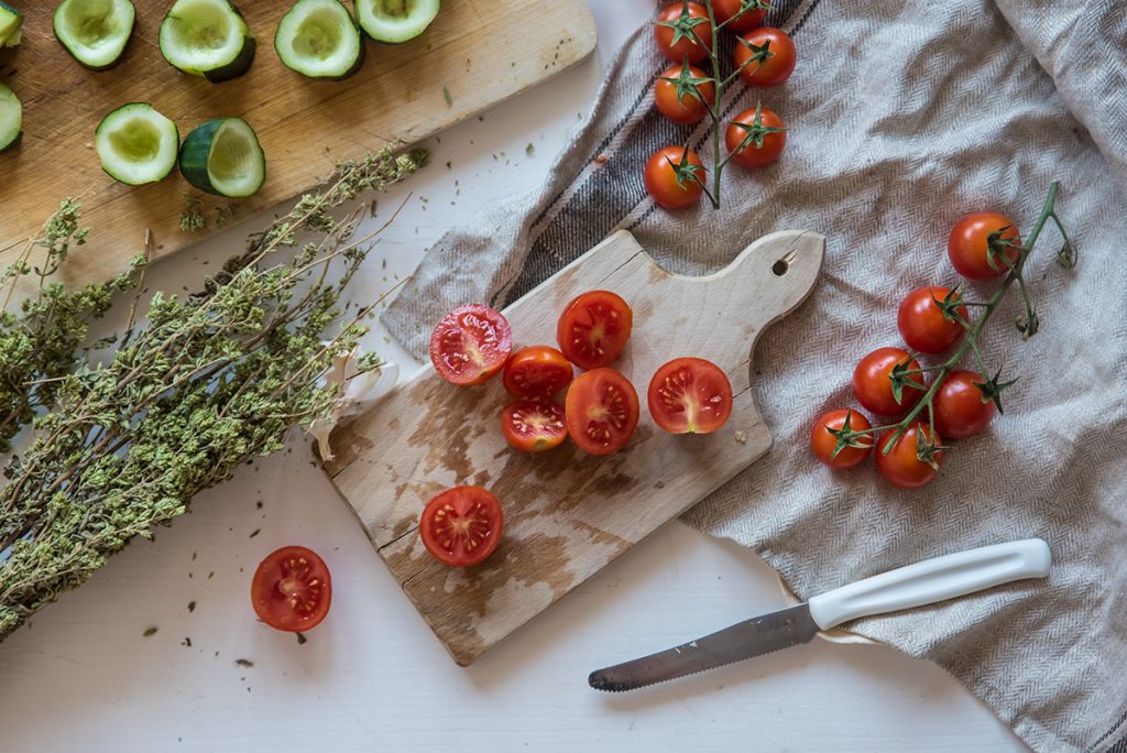 Spiedini alla greca: la versione light e vegetariana 6 spiedini alla greca taglia pomodori