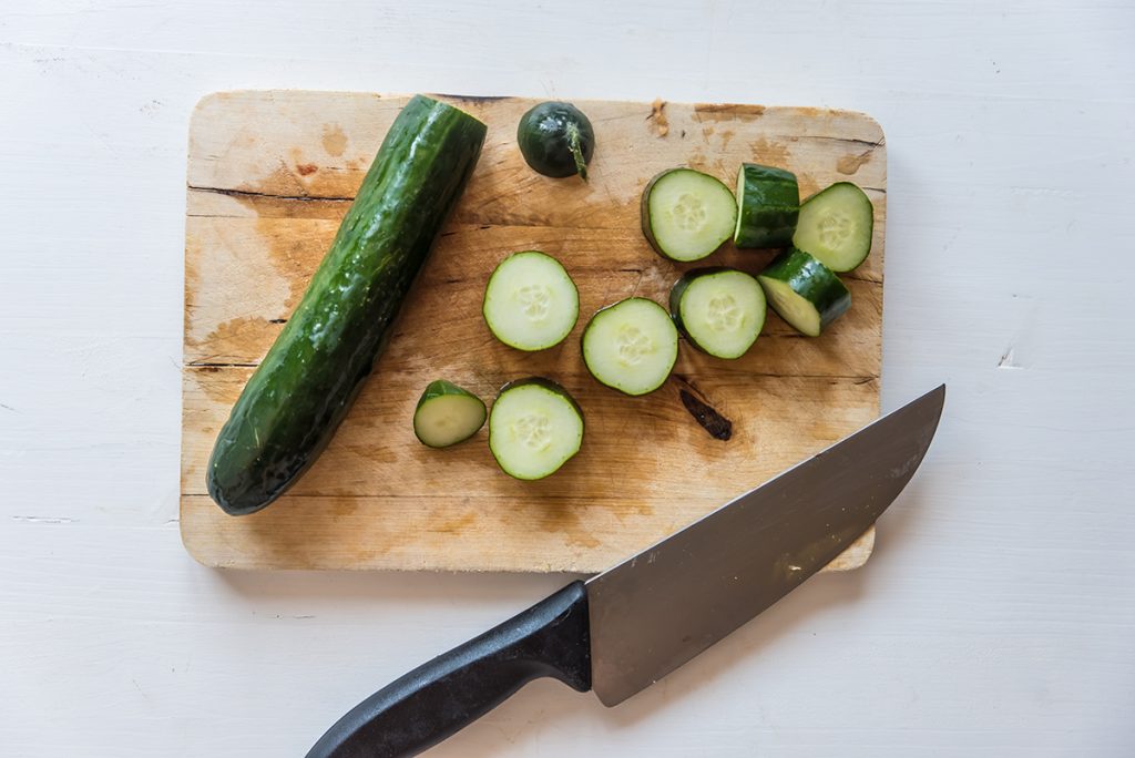 Spiedini alla greca: la versione light e vegetariana 2 spiedini alla greca, tagliare il cetriolo