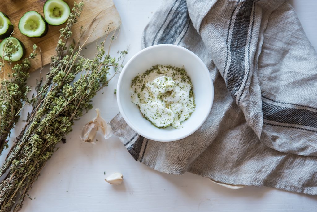 Spiedini alla greca: la versione light e vegetariana 5 spiedini alla greca, salsa yogurt