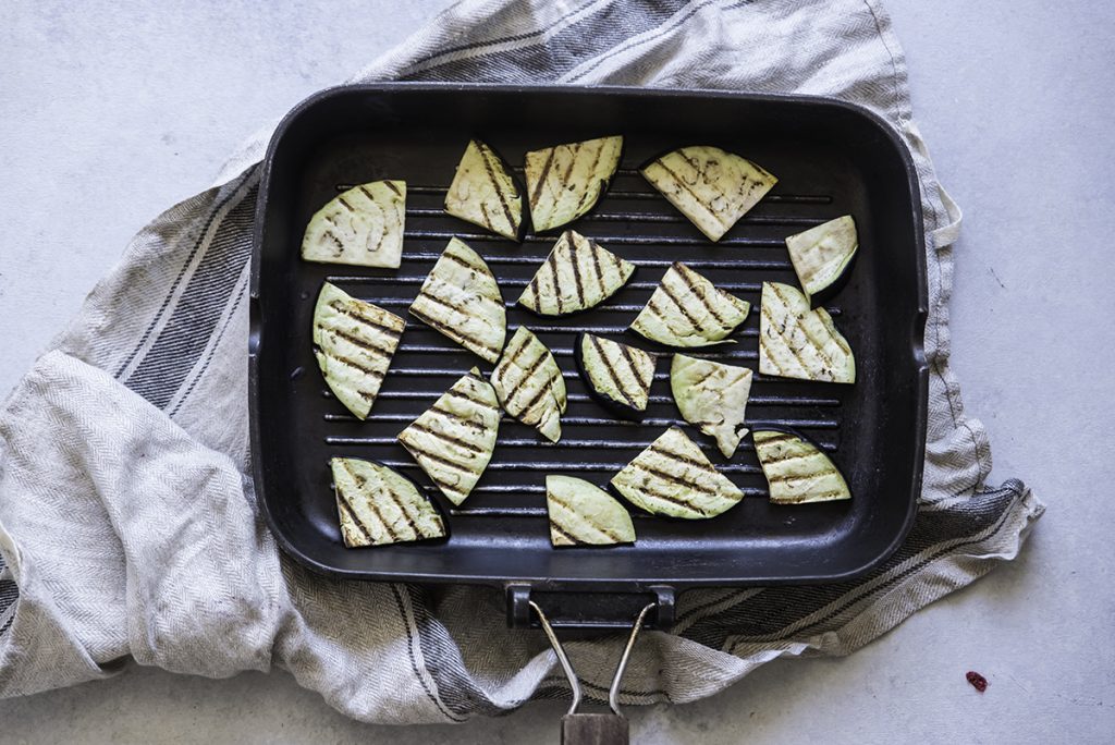 Spiedini di verdure e crema di formaggio al basilico 4 spiedini di verdure, come grigliare le melanzane