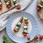 Spiedini di verdure e crema di formaggio al basilico 1 spiedini di verdure, una ricetta light