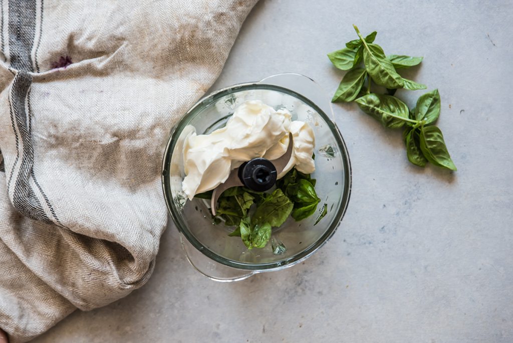 Spiedini di verdure e crema di formaggio al basilico 5 spiedini di verdure, come fare la salsa al basilico